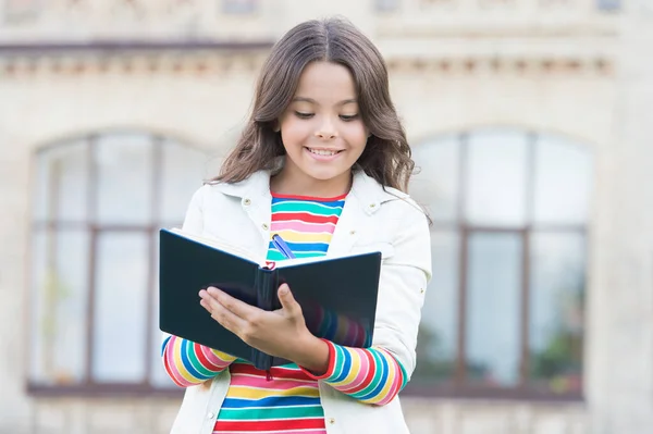 Livre qui mérite d'être lu Happy kid lire le livre à l'extérieur. Le petit enfant apprend à lire. Jour de lecture. Cours de langue et littérature. Bibliothèque et bibliotheca. École et éducation. Il est temps de lire — Photo