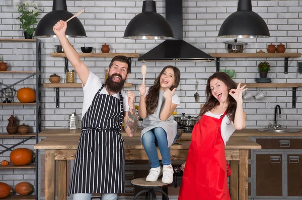 Bara för skojs skull. Familjesemester. Mor far och dotter lagar mat tillsammans. Glada barn med föräldrar matlagning i köket. Familjetillagad mat. Uppgifter och plikter. Matlagningsteam. Laga mat med kärlek — Stockfoto