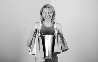 Alışveriş uzmanıyım. Perakende ve tüketim. Alışverişkolik kız. Alışveriş terapisi. Hediyeler al. Alışveriş turundaki bir kadın. İndirim ve sadakat programı. Kağıt torbalı kız. Kara Cuma konsepti