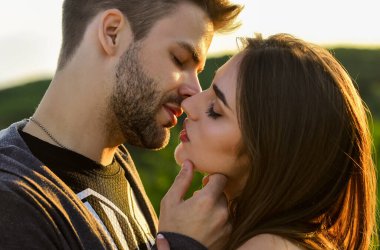 Evli çift balayında sevişiyor. Öpüşen çift portresi. Narin, muhteşem bir öpücük. Erkek, kadını öper. Birbirine aşık çiftler. Ben de seni seviyorum. Öpüşen ağızlar. romantik ilişkiler