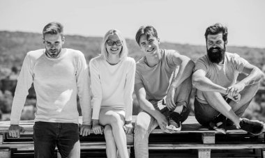 Neşeli insanlar iletişim kuruyor. Ağ konsepti. Erkek kadın gökyüzü geçmişi ile iletişim kuruyor. Sosyal etkileşim. İnsan iletişimi. Arkadaşlarla vakit geçirmek. İletişim yetenekleri. Yaz tatili