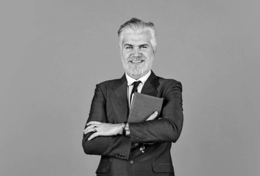 En iyi terapi. Olgun bir adam sakal boyadı. Kitap okuyorum. Notlarını kontrol et. Günlük program. Erkek profesyonel öğretmen. Berber dükkanından sonra. İşletme okulu eğitimi. Mutlu iş adamı defteri tutar.