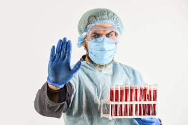 Kan testi yaptır. Analiz için kan verin. Koronavirüs salgını. Doktor bey, test tüplerini laboratuvarda tutun. Hemşire laboratuvarda çalışıyor. Tedavi için enfeksiyon tedavisi arayın. virüs testi yap