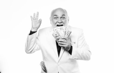 Para kazan. Nakit güvenlik. Zengin dede. Başarılı şanslı iş adamı. Bankacılık ve para tasarrufu. Zenginlik ve refah. Tasarruf sistemi hayat sigortası. Kıdemli emeklilerin elinde nakit para var.
