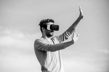Sanal gerçeklik gözlükleri. Kablosuz sanal gerçeklik gözlüklü adam. Artırılmış gerçeklik. Tasarımcı ya da mühendis. 3D nesneler tasarlamak. Eğitici fütüristik program. Siber uzay. Sanal gerçeklik. Oyun çevrimiçi