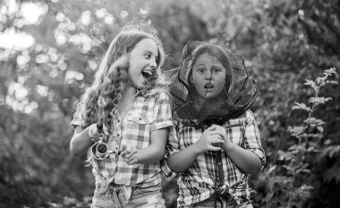 Yelken açıyorum. Eğleniyorum. Balıkçı. İki kız balık tutuyor. Büyük balık avı. Yaz hobisi. Ağları ve sopaları olan mutlu çocuklar. Yaz tatili hafta sonu. Uçan Balık Zamanı. Küçük çocuklar kampta vakit geçirir.