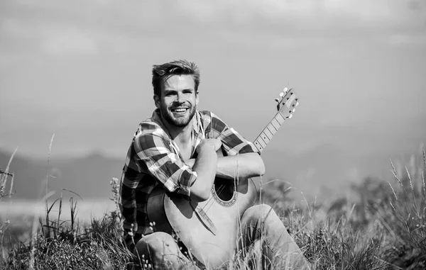 A música é a resposta. Homem cowboy com guitarrista acústico. moda hipster. feliz e livre. homem sexy com guitarra em camisa quadriculada. camping ocidental e caminhadas. música country — Fotografia de Stock