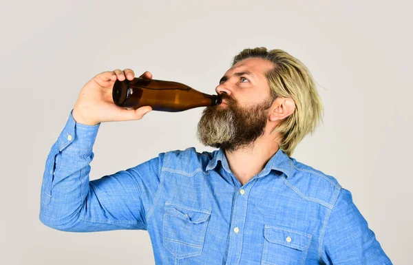 Alkol içeceği. Köpüklü su. Soğuk içecek. Evde bira yapmayı öğrenin. Ev yapımı Kombucha yapıyorum. Limonata tazeleniyor. Soda içeceğim. Bardaki hippi. Erkek sakalı ve bıyıklı şişe. — Stok fotoğraf