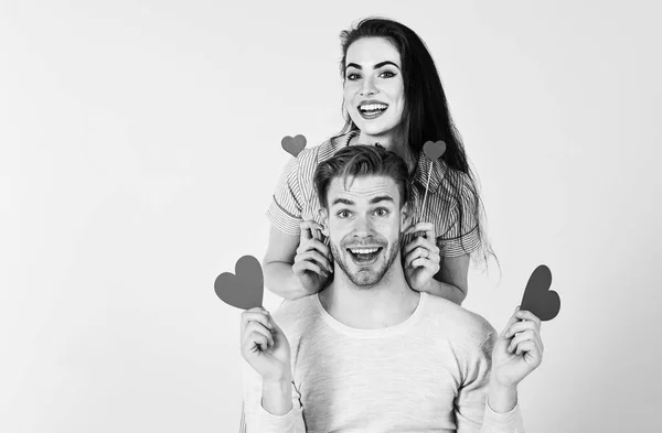 Hombre y mujer pareja enamorados sostienen tarjetas de San Valentín de corazón de papel rojo. Hombre y chica enamorados. Día de San Valentín y amor. Felices juntos. Las ideas románticas celebran el día de San Valentín. Concepto de San Valentín — Foto de Stock