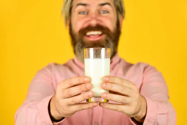 Melk voor een goede gezondheid. Lactose vrij. Een man met een baard houdt een glas melk vast. Bron van calcium. Veganistisch melkconcept. Drink proteïne cocktail. Gezonde gewoonten. Amandelmelk is rijk aan verschillende gezonde voedingsstoffen — Stockfoto