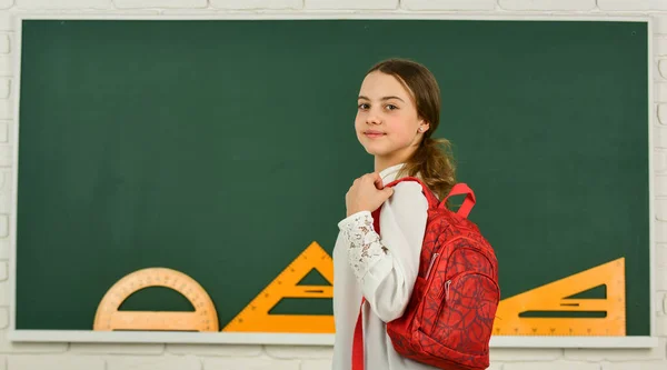 A minha mochila está certa. Uma estudante inteligente. Educação escolar. Dia do conhecimento. Menina em sala de aula espaço de cópia da escola. Projecto escolar. Estudante adolescente inteligente. Actividade educativa. Estudo infantil na escola — Fotografia de Stock