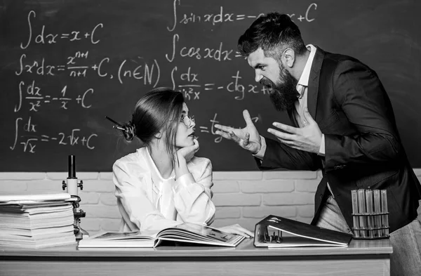 Umgang mit Konflikten in der Schule. Konflikt zwischen Lehrer und Schüler. Wütender bärtiger Mann schreit hübsche Frau im Unterricht an. Kommunikation und Konflikt. Konfliktmanagement — Stockfoto