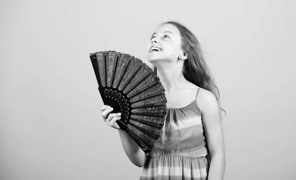 Raffreddamento e ventilazione. Calore estivo. Aria fresca. Ragazza fanning se stessa con ventilatore. Sistema di condizionamento. Controllo del clima. Aria condizionata. Ondeggiando per creare aria corrente. Ragazzina agitando ventilatore elegante — Foto Stock