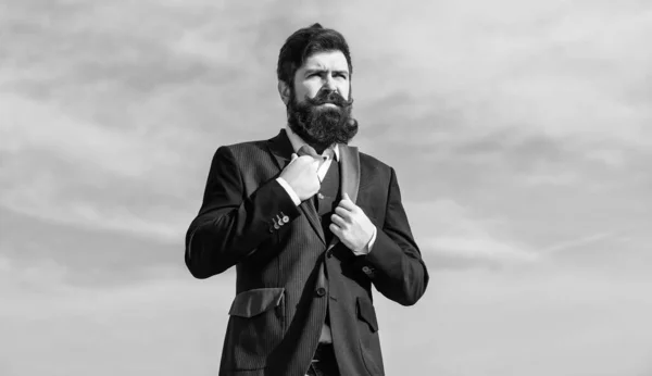 Un hipster serio. Hombre carismático. Empresario contra el cielo. brutal hipster caucásico con bigote. Hipster maduro con barba. Éxito futuro. Moda formal masculina. Hombre barbudo. En su propio estilo — Foto de Stock