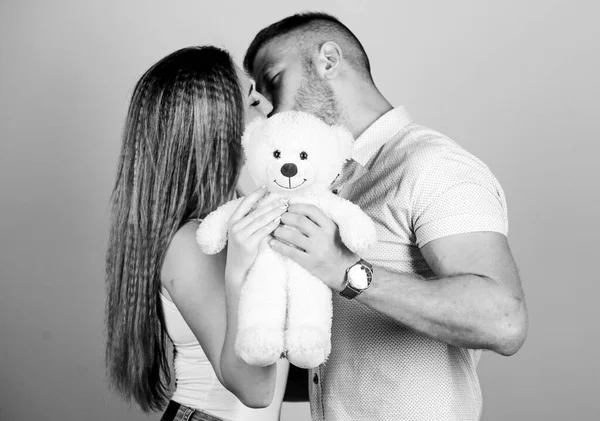 L'amour familial. Homme et jolie fille amoureux. Des câlins de garçons et de filles. De futurs parents. Bonne famille. Fête de la Saint-Valentin. Peluche peluche ours cadeau. Concept de grossesse. Homme et femme couple amoureux — Photo