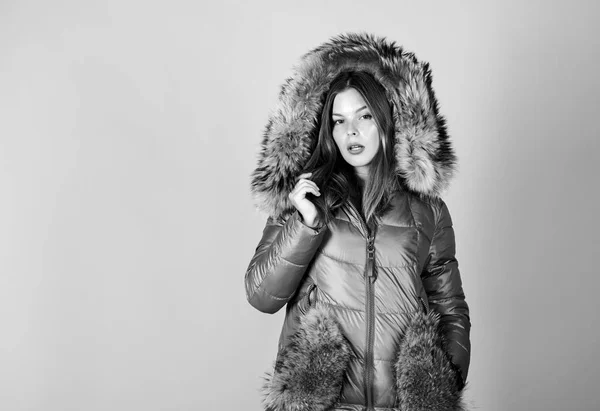 Een nepbont. Meisje draagt warme jas. Winkelconcept. Zwarte vrijdag. Persoonlijke styliste service. Koop winterkleren. Verkoop en korting. Vrouwen die winkelen, proberen winterkleding. Winkelgids. Modeboetiek — Stockfoto