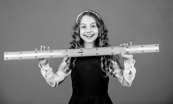 Geometriskolans ämne. Utbildnings- och skolkoncept. Smart och smart koncept. Dimensionering och mätning. Skolelever studerar geometri. Kid skoluniformen håller i linjalen. Pupil söt flicka med stor linjal — Stockfoto