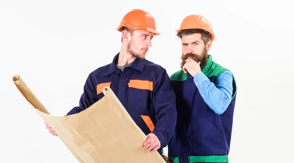Architekt und Baukonzept. Männer mit Helmen — Stockfoto