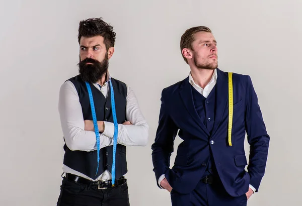 Hombre con barba en chaleco y sastre joven en traje . — Foto de Stock