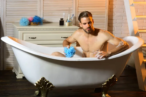 Gezondheid en ontspanning concept: man met doordacht gezicht nemen bad — Stockfoto