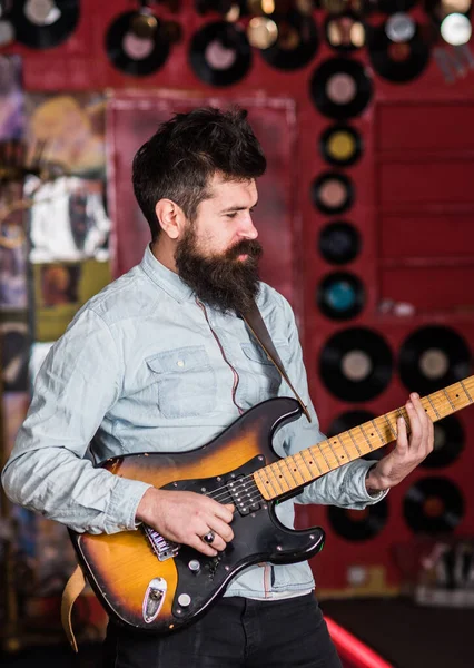 Conceito instrumentalista. Músico com barba tocar guitarra elétrica — Fotografia de Stock