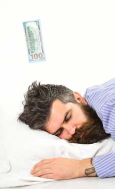 Adamım, iş adamı başının üstünde banknotla uyur, beyaz arka plan.