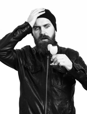 Kafkasyalı vahşi hippi elinde alkollü içecek ya da taze kokteyl tutuyor.