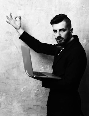 Şık sakallı ve kendine güveni tam bir CEO.