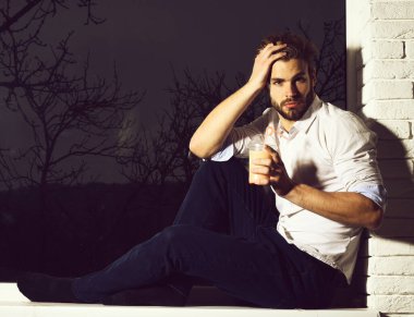 Yakışıklı, sakallı, seksi adam siyah ve tuğla duvar arkasında, kopyalama alanı