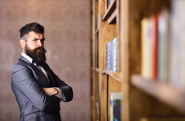 Aristocrazia, potere, fiducia, successo. Uomo maturo con la barba lunga — Foto Stock