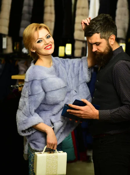 수염을 기르고 여자와 함께 모피 코트를 사는 손님. — 스톡 사진