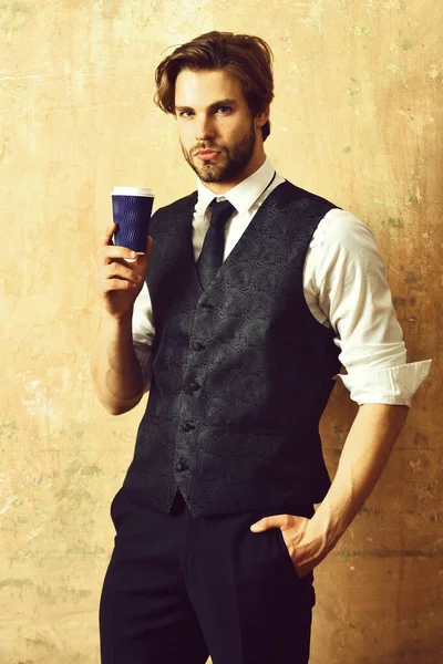 Кофейная чашка в руке бизнесмена в костюме — стоковое фото