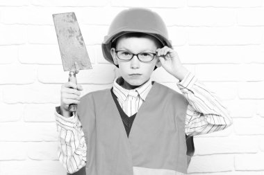 Beyaz tuğladan duvar altyapısı olan yakışıklı bir çocuk.