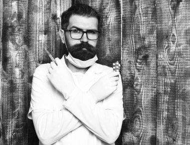 Kaba sakallı Kafkas doktor ya da elinde haplar olan lisansüstü öğrencisi.