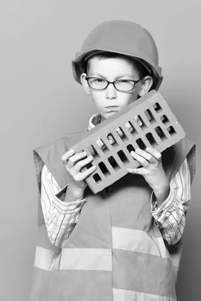 Joven lindo constructor chico en azul estudio fondo —  Fotos de Stock