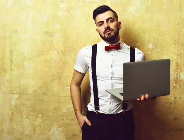 Gerente con barba y cara confiada expresión celebración portátil — Foto de Stock