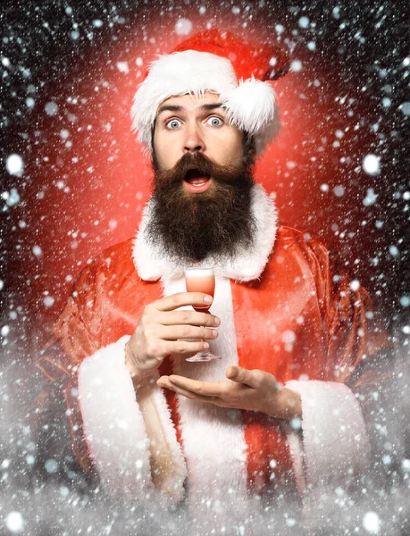 Όμορφος γενειοφόρος Άγιος Βασίλης άνθρωπος σε κόκκινο φόντο στούντιο — Φωτογραφία Αρχείου