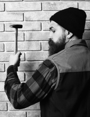 Sakallı inşaatçı çekiç suratlı ciddi bir adam.