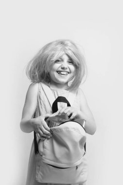 Mutlu yüzü gülüyor, izole üzerinde açık pembe renkli olan öğrenci