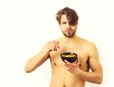 Kafkas seksi genç maço elinde makarna ile siyah kase tutuyor.