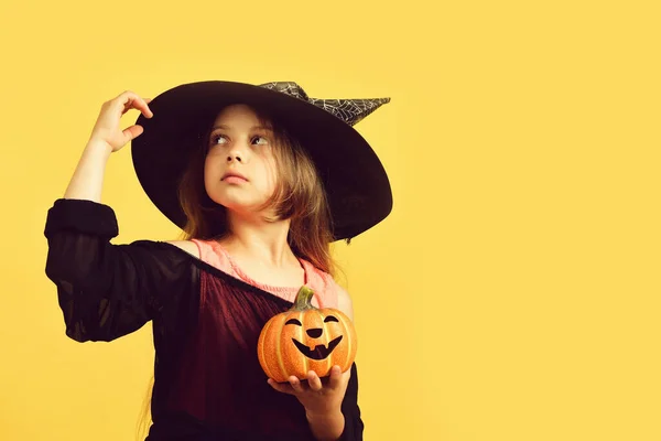 Halloween és ünnepség koncepció. Boszorkányjelmezes gyermek — Stock Fotó