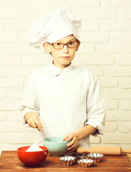 Sérieux garçon mignon cuisinier chef — Photo