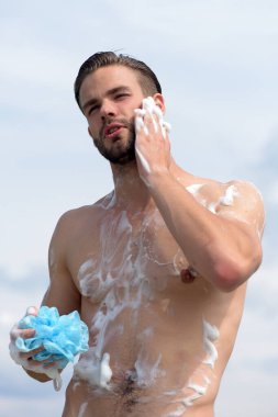 Adam sağlık ve seks konsepti olarak köpükle kaplı.