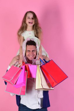 Öğrenci kız ve baba alışveriş yapar ve eğlenir. Alışveriş, hediyeler.