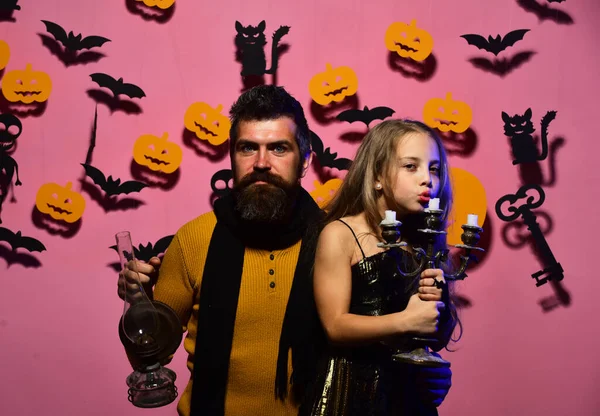 Fiesta de Halloween y concepto de celebración. Chica y hombre barbudo —  Fotos de Stock