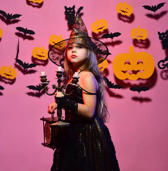 Fiesta de Halloween y decoración concepto. Pequeña bruja con sombrero negro —  Fotos de Stock