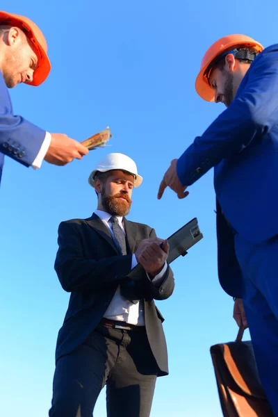 Lavoratori e ingegneri tenere riunione su sfondo cielo blu — Foto Stock