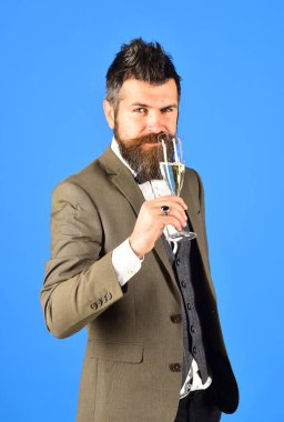 Şaşırtıcı gülen yüzlü iş adamı köpüklü şarap tutuyor..