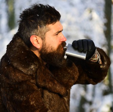 Karlı doğa parkındaki adam, odaklanmamış..