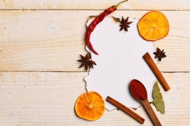 Yemek sanatı konsepti. Kağıt parçasındaki çeşninin bileşimi.